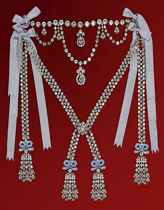 Reconstitution du collier de la reine en zircone, château de Breteuil